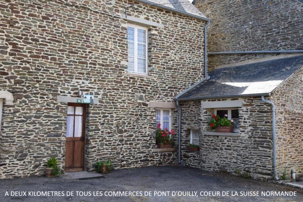 Bed and Breakfast Les Miquelots Pont-d'Ouilly Esterno foto
